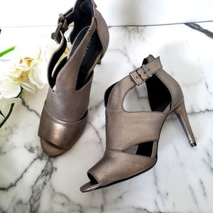 Kenneth Cole Kick 85 Peep Pump, Pewter, Size 7